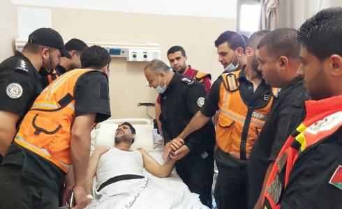 طاقم الدفاع المدني خلال زيارة جرحى العدوان