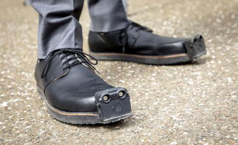 حذاء ذكي للمكفوفين يعمل بالموجات فوق الصوتية