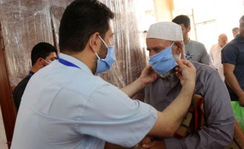 فلسطيني يرتدي كمامة تخوفا من فيروس كورونا في غزة