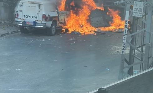 إحراق سيّارات شرطة في كفر قاسم