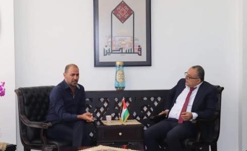 أبو سيف خلال لقائه بممثلين عن مؤسسة جفرا للانتاج الموسيقي