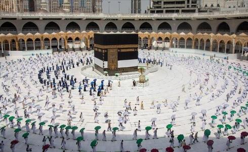 معتمرون يطفون حول الكعبة المشرفة في ظل ظروف استثنائية بسبب جائحة كورونا في السعودية