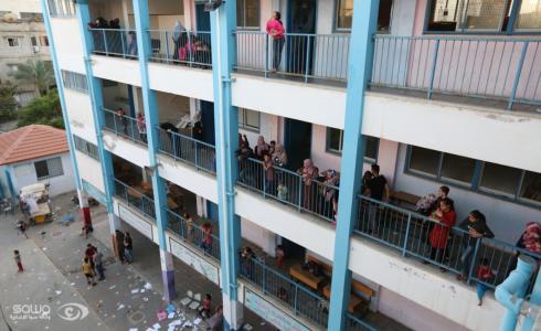 فلسطينيون من غزة هربوا إلى مدارس الأونروا أمس بعد القصف الإسرائيلي على مناطقهم