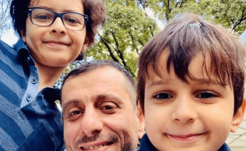 الطبيب الفلسطيني منذر إبراهيم قعدان وأفراد عائلته