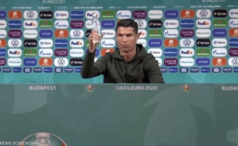 كريستيانو رونالدو أثناء بدء المؤتمر