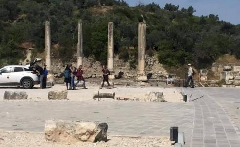 مئات المستوطنين يقتحمون المنطقة الأثرية في سبسطية