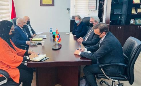 وزير المالية الفلسطيني يجتمع بالمبعوث النرويجي لعملية السلام جون هانس باو