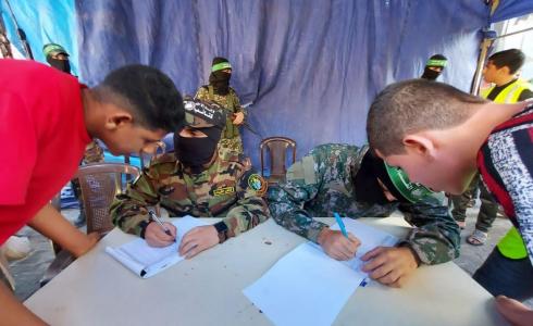 مقاومون يبدأون بتسجيل الفتية في مخيمات طلائع التحرير في غزة