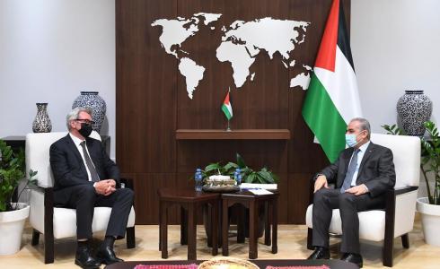 رئيس الوزراء محمد اشتية،خلال استقباله المبعوث النرويجي لعملية السلام في الشرق الأوسط جون هانسن باور