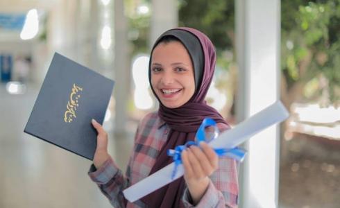 غادة كريم، طالبة تدرس في مركز تدريب غزة التابع للأونروا تحصد المركز الأول في جائزة المهارات الخضراء.