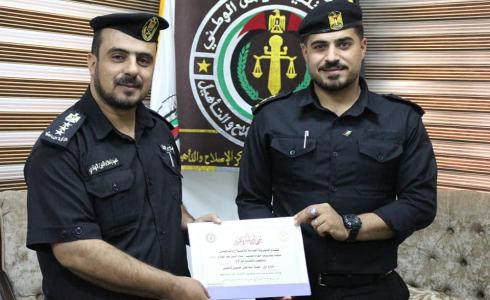 مديرية الإصلاح والتأهيل بداخلية غزة تُكرِّم أحد ضباطها لأمانته