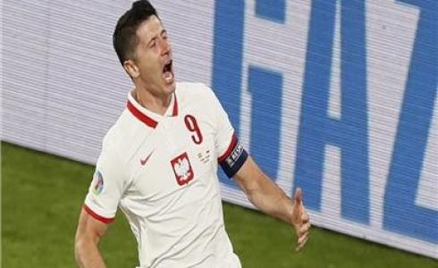 الكرة تعاند وترفض الدخول الى مرمى السويد - يورو 2020