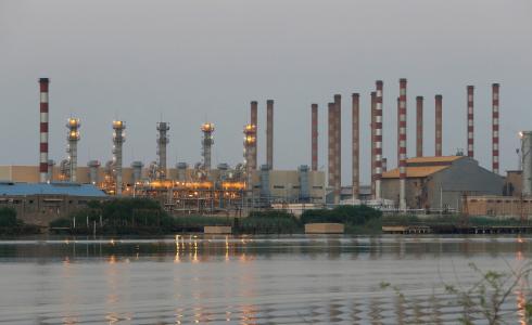 مصفاة نفطية في ايران 