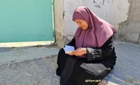 أم تنتظر ابنتها يومياً أمام قاعة الامتحانات وتقرأ القرآن لأجلها - توجيهي 2021