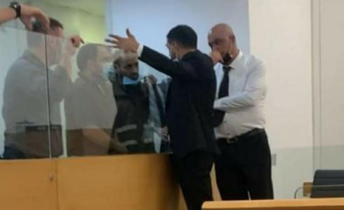 صورة وردت لـ"المملكة" من المحامي خالد محاجنة للمحتجزين الأردنيين من داخل محكمه حيفا حيث يظهر فيها مصعب الدعجة، وخليفة العنوز خلال حديثهما مع محاجنة خارج القفص. (المملكة)