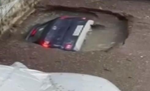 اختفاء سيارة في الهند بسبب الأمطار