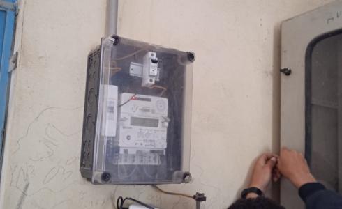 خلال عمل أفراد شركة توزيع الكهرباء