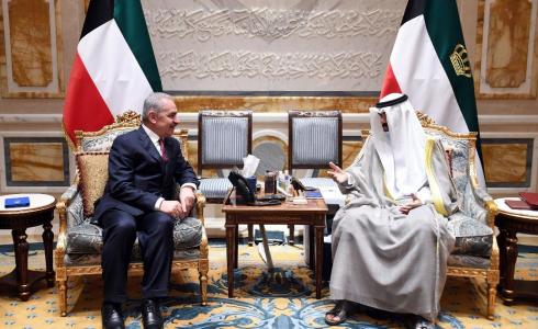 رئيس الوزراء محمد اشتية يجتمع مع أمير الكويت