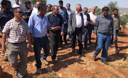 وزير الحكم المحلي مجدي الصالح خلال زيارته محيط جبل صبيح