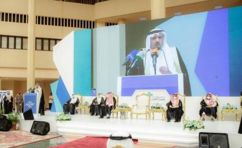 فيصل بن عبدالعزيز خلال حفل تخريج عدد من طلبة جامعة القصيم.jpg