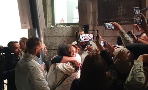 لحظة الافراج عن الصحفية جيفارا البديري