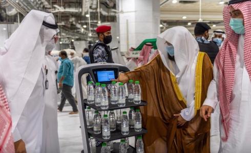 توزيع عبوات مياه زمزم من قبل روبوت