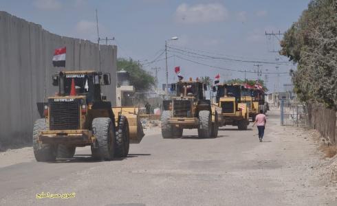 جانب من المعدات المصرية التي دخلت إلى غزة أمس