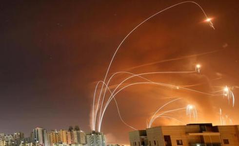 القبة الحديدية تحاول التصدي لصواريخ غزة