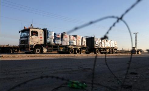 شاحنة تحمل ملابس على معبر كرم أبو سالم جنوب قطاع غزة