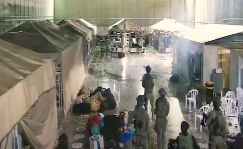 لقطات من المشاهد للتنكيل بالأسرى