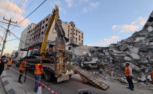 آليات مصرية تعمل على إزالة ركام المنازل المهدمة في غزة