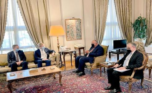 وزير الخارجية المصري مع المبعوث الأوروبي