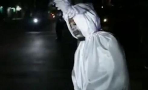 رجال شرطة مرور بوجوه أشباح المتوفين بكورونا في إندونيسيا