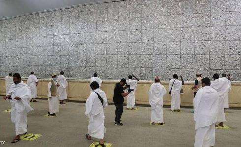 حجاج بيت الله الحرام يرمون الجمرات الثلاث في أول أيام التشريق