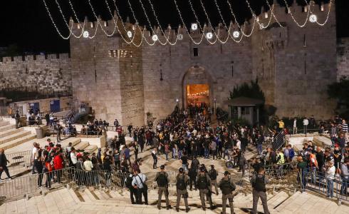 الفلسطينيون يتعرضون لمضايقات من قبل جنود الاحتلال خلال الصلاة بالمسجد الأقصى - أرشيف