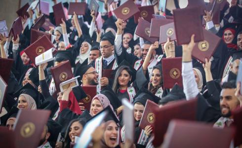 خريجون فلسطينيون من أحد جامعات فلسطين