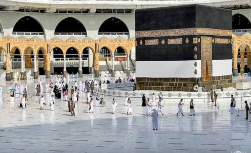 الحجاج يؤدون طواف القدوم