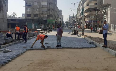 بلدية غزة تشرع بإجراء صيانة مؤقتة للشوارع المتضررة من العدوان
