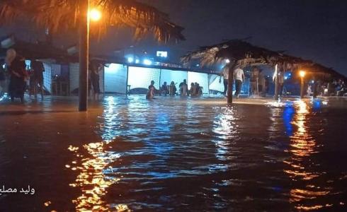أمواج البحر تغرق استراحات على شاطئ غزة