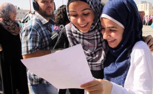 بشوق وخوف .. طلبة التوجيهي في فلسطين ينتظرون نتائجهم - تعبيرية