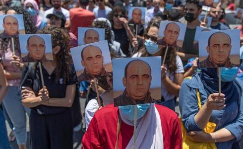 مسيرة في رام الله تطالب بتحقيق العدالة في مقتل الناشط بنات