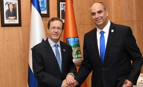 الرئيس الإسرائيلي يتسحاك هرتصوغ خلال لقائه برئيس بلدية اللد يائير رفيفو