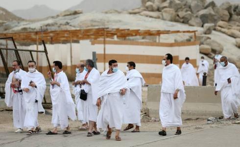 حجاج بيت الله الحرام يتوافدون إلى صعيد عرفات لأداء ركن الحج الأعظم.