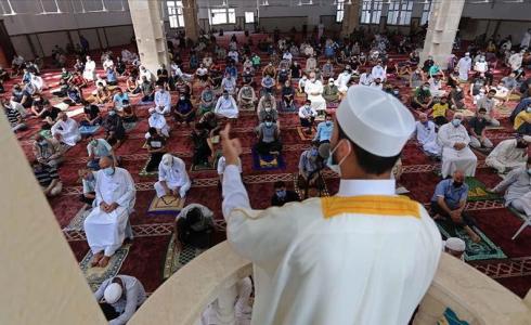 صلاة الجمعة في أحد مساجد غزة - ارشيف