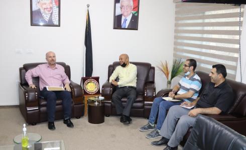 لقاء أبو هولي مع مدير عمليات الأونروا في غزة