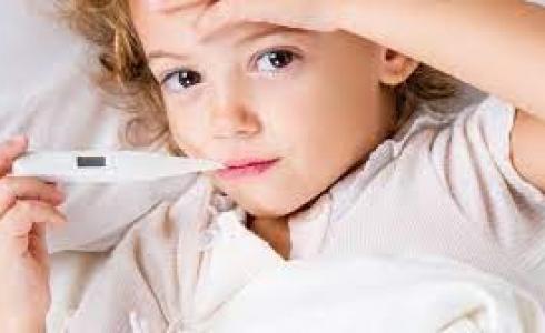 طفل يعاني من الحرارة