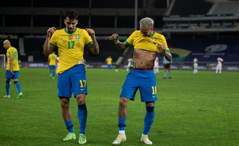 نيمار دا سيلفا ضد بيرو