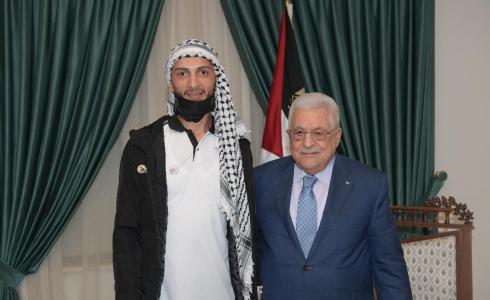 الرئيس عباس يستقبل الأسير المحرر أبو عطوان