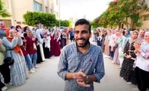 طلاب صيدلة الزقايق ينظمون “ممر شرفى” لطالب فى السنة النهائية