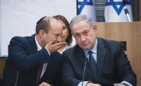 رئيس الوزراء الاسرائيلي نفتالي بينت(يسار) مع رئيس المعارضة بنيامين نتنياهو (يمين)